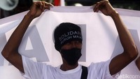 Mereka menuntut pemerintah berpihak kepada produk dalam negeri.