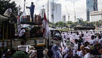 Orator melakukan orasi dari atas mobil komando.