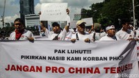 Spanduk dan poster dibentangkan selama aksi di kawasan Patung Kuda.