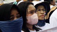 Mereka juga menolak segala bentuk intervensi negara asing terhadap kebijakan pasar domestik.