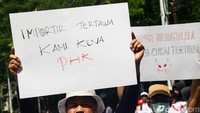 Aksi tersebut untuk memprotes banyaknya pabrik tekstil yang gulung tikar hingga membuat para pekerja kehilangan pekerjaan karena kebijakan impor yang tidak sehat.