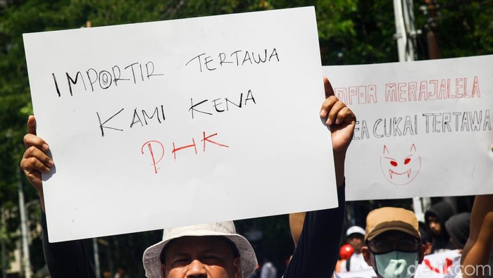 Industri Tekstil Tolak Kebijakan Impor yang Pro Asing Massa dari Aliansi Industri Kecil Menengah (IKM) dan Pekerja Tekstil Indonesia menggelar aksi di kawasan Patung Kuda, Jakarta, Kamis (27/6/2024). Aksi tersebut untuk memprotes banyaknya pabrik tekstil yang gulung tikar hingga membuat para pekerja kehilangan pekerjaan karena kebijakan impor yang tidak sehat. Mereka menuntut pemerintah berpihak kepada produk dalam negeri dan menolak segala bentuk intervensi negara asing terhadap kebijakan pasar domestik.