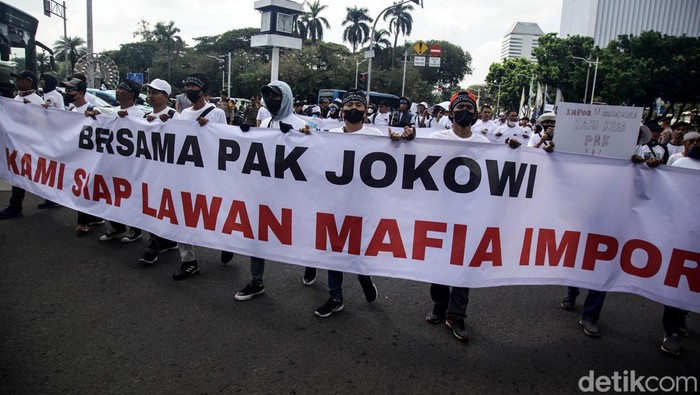 Industri Tekstil Tolak Kebijakan Impor yang Pro Asing Massa dari Aliansi Industri Kecil Menengah (IKM) dan Pekerja Tekstil Indonesia menggelar aksi di kawasan Patung Kuda, Jakarta, Kamis (27/6/2024). Aksi tersebut untuk memprotes banyaknya pabrik tekstil yang gulung tikar hingga membuat para pekerja kehilangan pekerjaan karena kebijakan impor yang tidak sehat. Mereka menuntut pemerintah berpihak kepada produk dalam negeri dan menolak segala bentuk intervensi negara asing terhadap kebijakan pasar domestik.