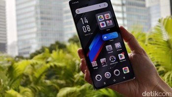 HP mengusung layar 6,78 inch dengan panel AMOLED Full HD dan refresh rate 120Hz. Foto: Adi Fida Rahman/detikINET