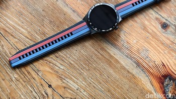 Infinix XWatch 3 WE dengan strap silikon  three color khas BMW Racing Foto: Adi Fida Rahman/detikINET