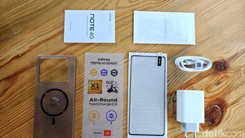 Aneka aksesori yang disertakan dalam paket penjualan. Foto: Adi Fida Rahman/detikINET