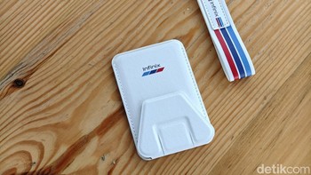 Ada gantungan kunci dan stand magnetik. Foto: Adi Fida Rahman/detikINET