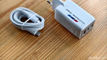 Infinix turut memberikan kabel data nylon dan charger 68W yang punya 3 port. Foto: Adi Fida Rahman/detikINET