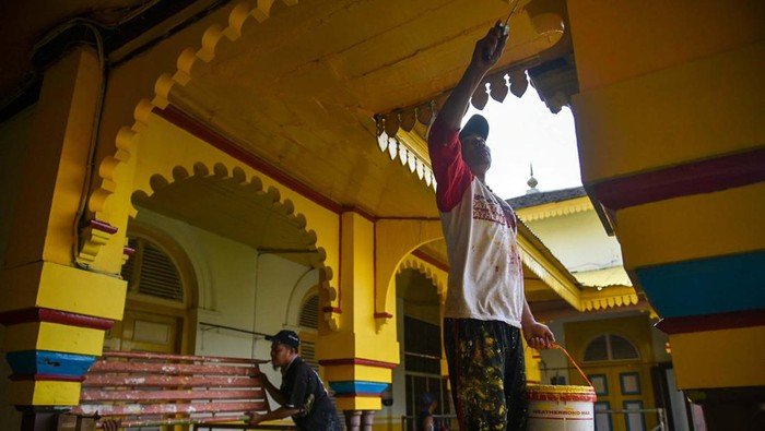 Sejumlah pekerja mengecat bagian depan Istana Maimun di Medan, Sumatera Utara, Rabu (26/6/2024). Renovasi Istana yang dibangun tahun 1888 seluas 2.772 meter persegi tersebut bertujuan untuk merawat bangunan bersejarah peninggalan Kesultanan Deli serta meningkatkan minat wisata sejarah di Kota Medan. ANTARA FOTO/Fransisco Carolio/nym.