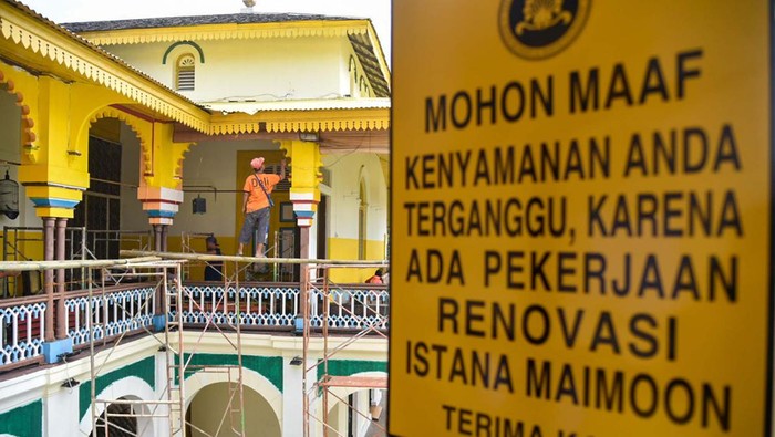 Istana Maimun Medan Direnovasi Sejumlah pekerja mengecat bagian depan Istana Maimun di Medan, Sumatera Utara, Rabu (26/6/2024). Renovasi Istana yang dibangun tahun 1888 seluas 2.772 meter persegi tersebut bertujuan untuk merawat bangunan bersejarah peninggalan Kesultanan Deli sertaΒ meningkatkan minat wisata sejarah di Kota Medan. ANTARA FOTO/Fransisco Carolio/nym.