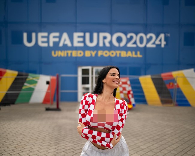 Ivana Knoll pernah jadi sensasi selama perhelatan Piala Dunia 2022. Digelar di Qatar, ketika penampilan seksinya mendapat kecaman dari netizen. Belum kapok memamerkan gaya terbuka, ia kembali eksis di Euro 2024. Foto: Instagram @knolldoll