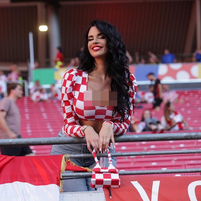 Ketika itu, Ivana bahkan berani untuk berpose dengan pakaian renang di jalanan. Ivana sendiri mengaku tak tahu aturan berpakaian di Qatar dan enggan mengubah gayanya. Foto: Instagram @knolldoll