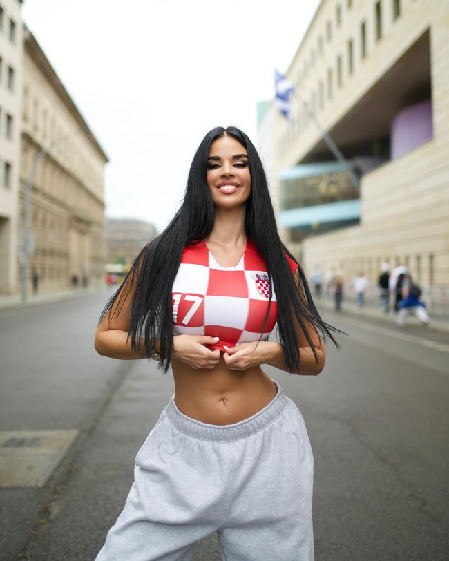 Sejak saat itu, kehadiran Ivana Knoll dalam pertandingan bola selalu dinantikan. Wanita tersebut mengaku akan hadir dalam. “Aku akan datang ke Berlin pada 10 Juni. Kroasia akan bermain melawan Spanyol pada 15 Juni,” ujarnya kepada Bild. Foto: Instagram @knolldoll