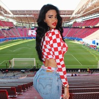 “Aku belum tahu secara pasti mau pakai yang mana. Aku mungkin akan spontan. Mungkin aku akan pakai sesuatu yang dijahit khusus atau aku akan tetap pakai bendera Kroasia yang memang aku sukai seperti yang aku lakukan di Qatar,” kata Ivana sebelumnya.  Foto: Instagram @knolldoll