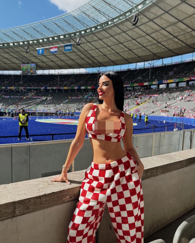 Mengaku akan berada di Jerman selama Euro 2024, Ivana pun sudah menyiapkan sejumlah outfit untuk dikenakannya selama di sana. Dalam foto-foto yang diunggahnya, Ivana memang kembali tampil seksi seperti di Qatar. DIlansir Dailystar, gayanya sempat membuat para pemain salfok. Foto: Instagram @knolldoll