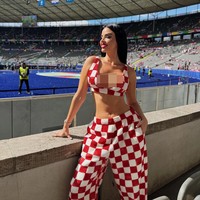 Mengaku akan berada di Jerman selama Euro 2024, Ivana pun sudah menyiapkan sejumlah outfit untuk dikenakannya selama di sana. Dalam foto-foto yang diunggahnya, Ivana memang kembali tampil seksi seperti di Qatar. DIlansir Dailystar, gayanya sempat membuat para pemain salfok. Foto: Instagram @knolldoll
