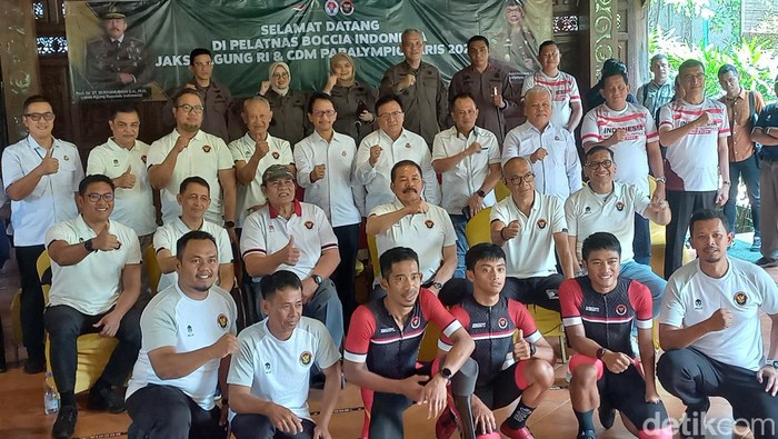Jaksa Agung ST Burhanuddin meninjau training camp atlet jelang Paris Paralympic 2024 di Solo, Kamis (27/6/2024).