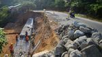 Potret Jalan Wisata Gunung Padang yang Longsor Mulai Diperbaiki