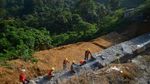 Potret Jalan Wisata Gunung Padang yang Longsor Mulai Diperbaiki
