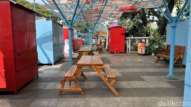 Jalan Cihampelas dan Teras Cihampelas Kota Bandung kini yang sepi.