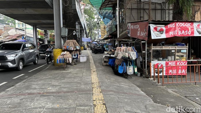 Jalan Cihampelas dan Teras Cihampelas Kota Bandung kini yang sepi.