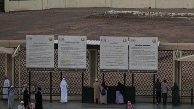 Jemaah Haji Panjatkan Doa di Makam Para Syuhada Jabal Uhud