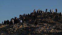 Umat muslim mengunjungi Bukit Rumat yang berada di kaki Jabal Uhud di Madinah, Arab Saudi, Rabu (26/6/2024).