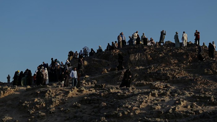 Jemaah Haji Panjatkan Doa di Makam Para Syuhada Jabal Uhud Umat muslim berziarah di makam para syuhada yang berada di kaki Jabal Uhud, Madinah, Arab Saudi, Rabu (26/6/2024). Jabal Uhud merupakan tempat bersejarah bagi umat Islam yang mana di lokasi tersebut pernah terjadi perang antara pasukan Islam yang dipimpin Rasulullah SAW melawan kaum kafir Quraisy, dalam perang tersebut 70 sahabat gugur sebagai syuhada termasuk paman Rasulullah, Hamzah bin Abdul Muthalib. ANTARA FOTO/Sigid Kurniawan/Spt.