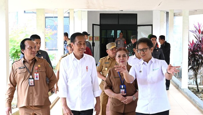 Jokowi meninjau RSUD Tamiang Layang, Barito Timur, Kalimantan Tengah.