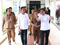 Jokowi Ungkap Alasan Ikut Turun Tangan Bereskan Jalan Rusak di Daerah