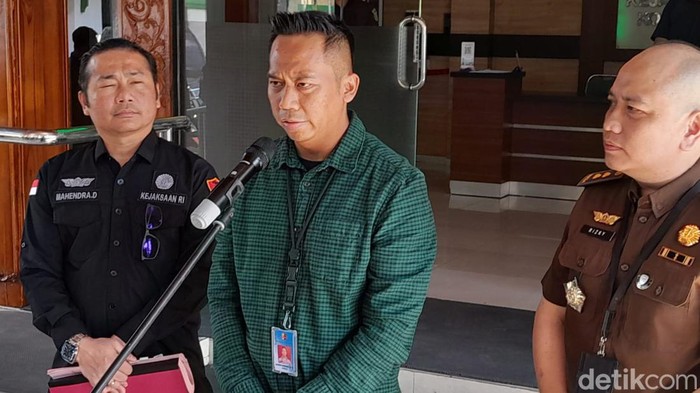 Kasubnit 3 Subdit 1 Direktorat Tindak Pindana Siber Bareskrim Polri, AKP Bambang Meiriawan memberi keterangan usai pelimpahan 9 tersangka judi online, Kamis (27/6/2024).
