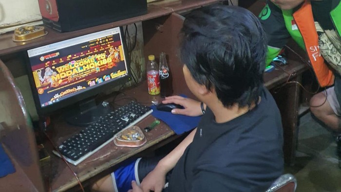Tiga warga di Bandar Lampung diciduk polisi. Mereka tertangkap tangan bermain judi online jenis slot di dalam sebuah warung internet (warnet).