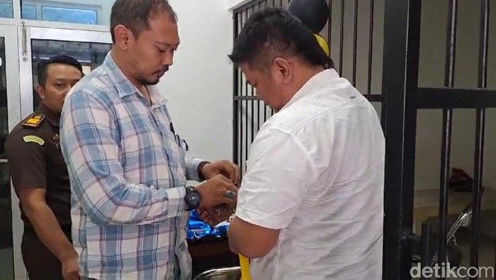 Kades Jatimakmur, Mohammad Suhendri, tersangka korupsi dana desa saat dilimpahkan ke Kejaksaan Negeri Brebes, Kamis (27/6/2024).