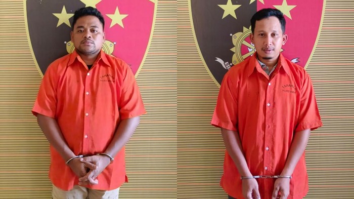 Kades Tegal Sari, Rizal Efendi (kiri) dan sekdesnya, Imam Syahputra saat diamankan di kantor polisi. (Dok. Polres Madina)