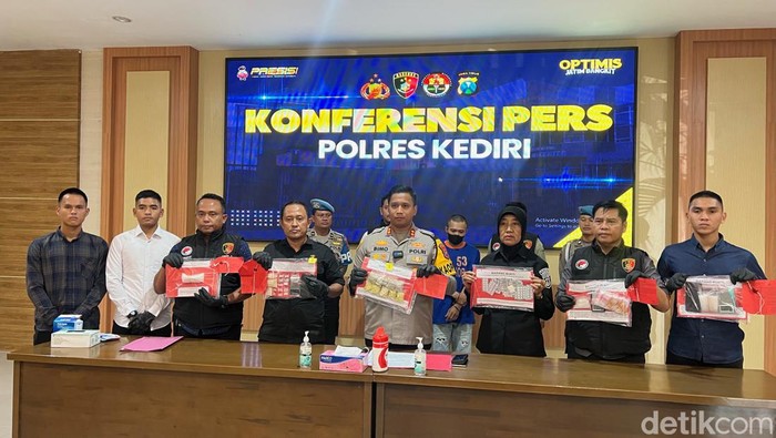Kapolres Kediri AKBP Bimo Ariyanto saat menggelar konferensi pers ungkap kasus narkoba.