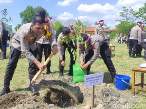 Hari Bhayangkara di Sidoarjo Diperingati dengan Hijaukan Bumi
