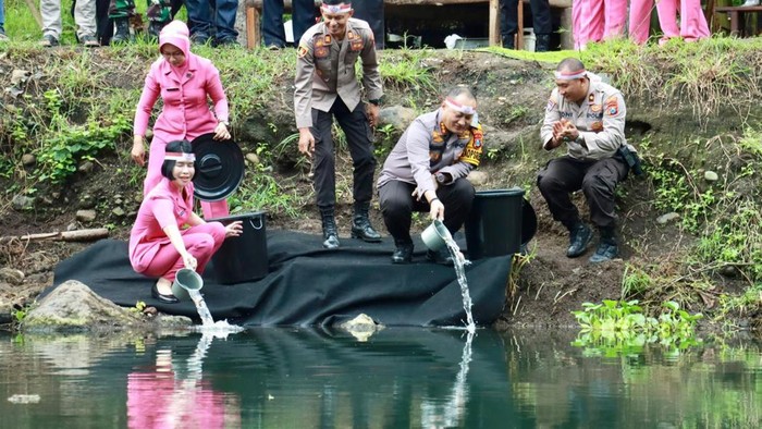 Kapolresta Banyuwangi Kombes Nanang Haryono bersama Ketua Bhayangkari Nani Nanang Haryono tabur ikan air tawar