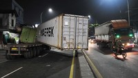 Kecelakaan yang melibatkan dua mobil truk kontainer itu mengakibatkan sebuah pagar bengkel las rusak.