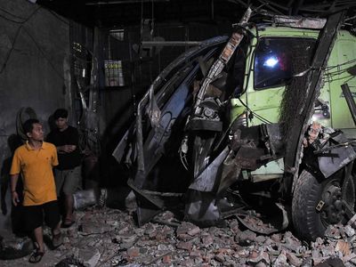 Truk Kontainer Tabrak Pagar Bengkel Las di Bekasi