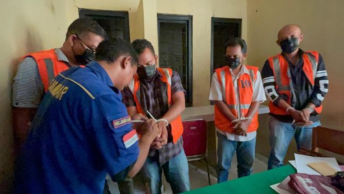 Kejari Manggarai Barat saat menahan lima tersangka kasus tipikor proyek pembangunan fasilitas sarana dan prasarana bumi perkemahan pramuka Mbuhung di Desa Tiwu Nampar, Kecamatan Komodo, Kabupaten Manggarai Barat, NTT. (Dok Kejari Manggarai Barat).