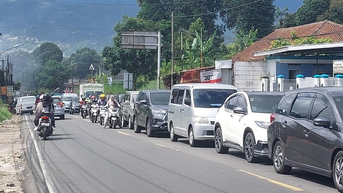 Kemacetan di jalur Puncak pada Kamis (27/6/2024)-(Sholihin/detikcom)