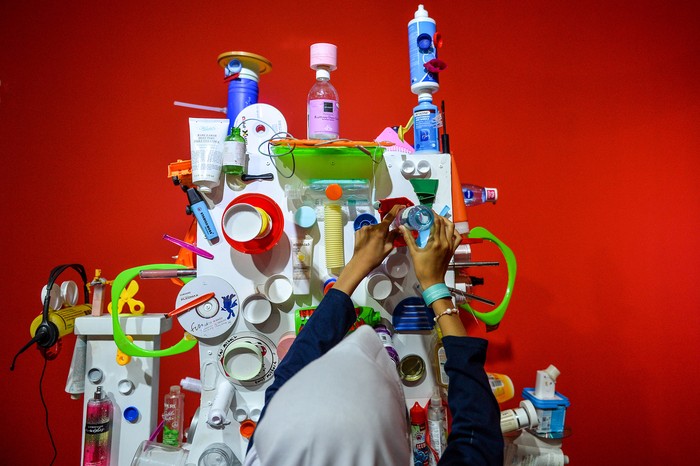 Pengunjung memotret karya seni yang dipamerkan pada pameran dengan tema Hocus Pocus di Nu Art Sculpture Park, Kabupaten Bandung Barat, Jawa Barat, Kamis (27/6/2024). Pameran seni Hocus Pocus karya dua seniman dari Recycle Experience itu diselenggarakan dalam rangkaian Family Art Month yang menampilkan 20 karya seni dari limbah rumah tangga untuk mengedukasi masyarakat bahwa limbah rumah tangga dapat dijadikan karya seni. ANTARA FOTO/Raisan Al Farisi/Spt.