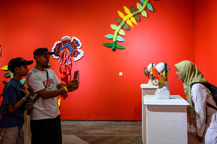 Pengunjung memotret karya seni yang dipamerkan pada pameran dengan tema Hocus Pocus di Nu Art Sculpture Park, Kabupaten Bandung Barat, Jawa Barat, Kamis (27/6/2024). Pameran seni Hocus Pocus karya dua seniman dari Recycle Experience itu diselenggarakan dalam rangkaian Family Art Month yang menampilkan 20 karya seni dari limbah rumah tangga untuk mengedukasi masyarakat bahwa limbah rumah tangga dapat dijadikan karya seni. ANTARA FOTO/Raisan Al Farisi/Spt.