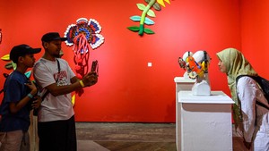 Pameran itu menampilkan 20 karya seni dari limbah rumah tangga. Pemeran itu bertujuan untuk mengedukasi masyarakat bahwa limbah rumah tangga dapat dijadikan karya seni.
