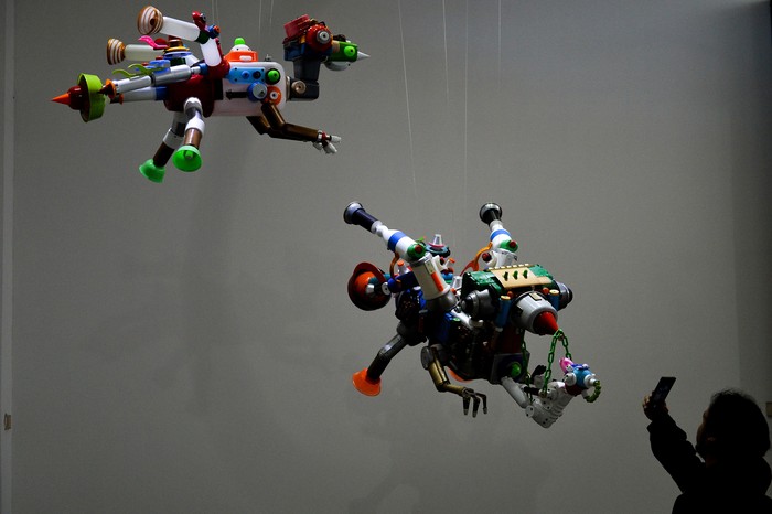 Pengunjung memotret karya seni yang dipamerkan pada pameran dengan tema Hocus Pocus di Nu Art Sculpture Park, Kabupaten Bandung Barat, Jawa Barat, Kamis (27/6/2024). Pameran seni Hocus Pocus karya dua seniman dari Recycle Experience itu diselenggarakan dalam rangkaian Family Art Month yang menampilkan 20 karya seni dari limbah rumah tangga untuk mengedukasi masyarakat bahwa limbah rumah tangga dapat dijadikan karya seni. ANTARA FOTO/Raisan Al Farisi/Spt.