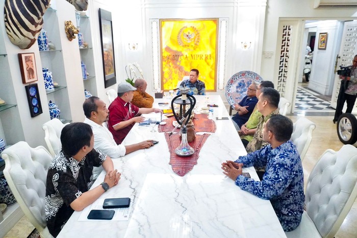 Ketua MPR RI Bambang Soesatyo (Bamsoet) menerima Pengurus Majelis Nasional Korps Alumni Himpunan Mahasiswa Islam (MN KAHMI) bidang Desa, Pembangunan Daerah Tertinggal dan Transmigrasi di Jakarta, Kamis (27/6/2024).