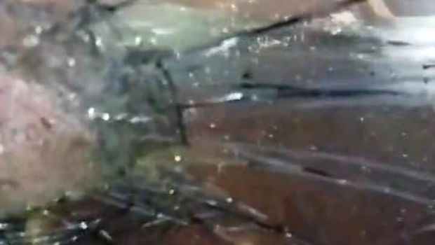 Kondisi kaca truk pecah usai kena batu yang dilempar orang tak dikenal di Jalan Lingkar Utara (Jalingkut) Brebes. Foto diunggah Kamis (26/06/2024),