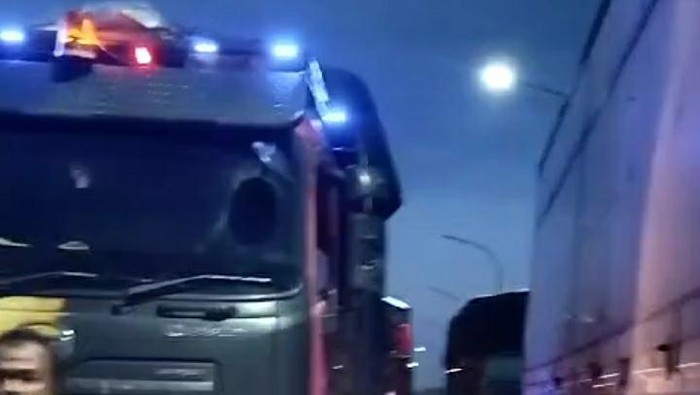 Kondisi kaca truk pecah usai kena batu yang dilempar orang tak dikenal di Jalan Lingkar Utara (Jalingkut) Brebes. Foto diunggah Kamis (26/06/2024),