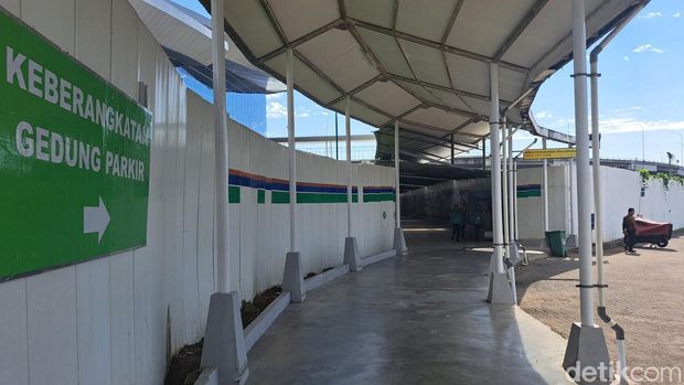 Koridor menuju gedung parkiran mobil di Bandara Sultan Hasanuddin.