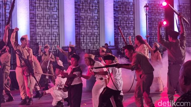 Kota Lama Surabaya resmi dibuka diramaikan berbagai pertunjukan musik dan teatrikal perjuangan.